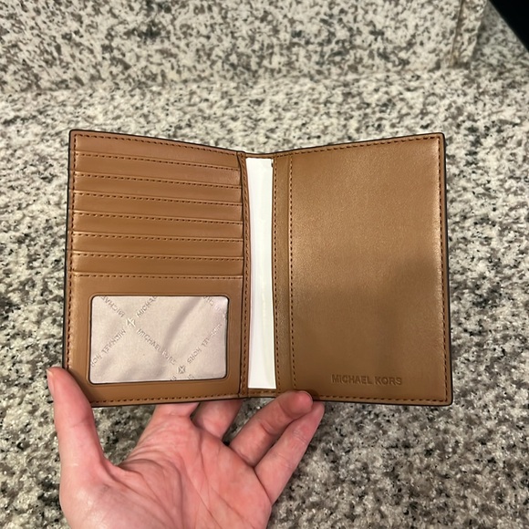 New Michael Kors Passport & Card Holder Wallet - Picture 3 of 4